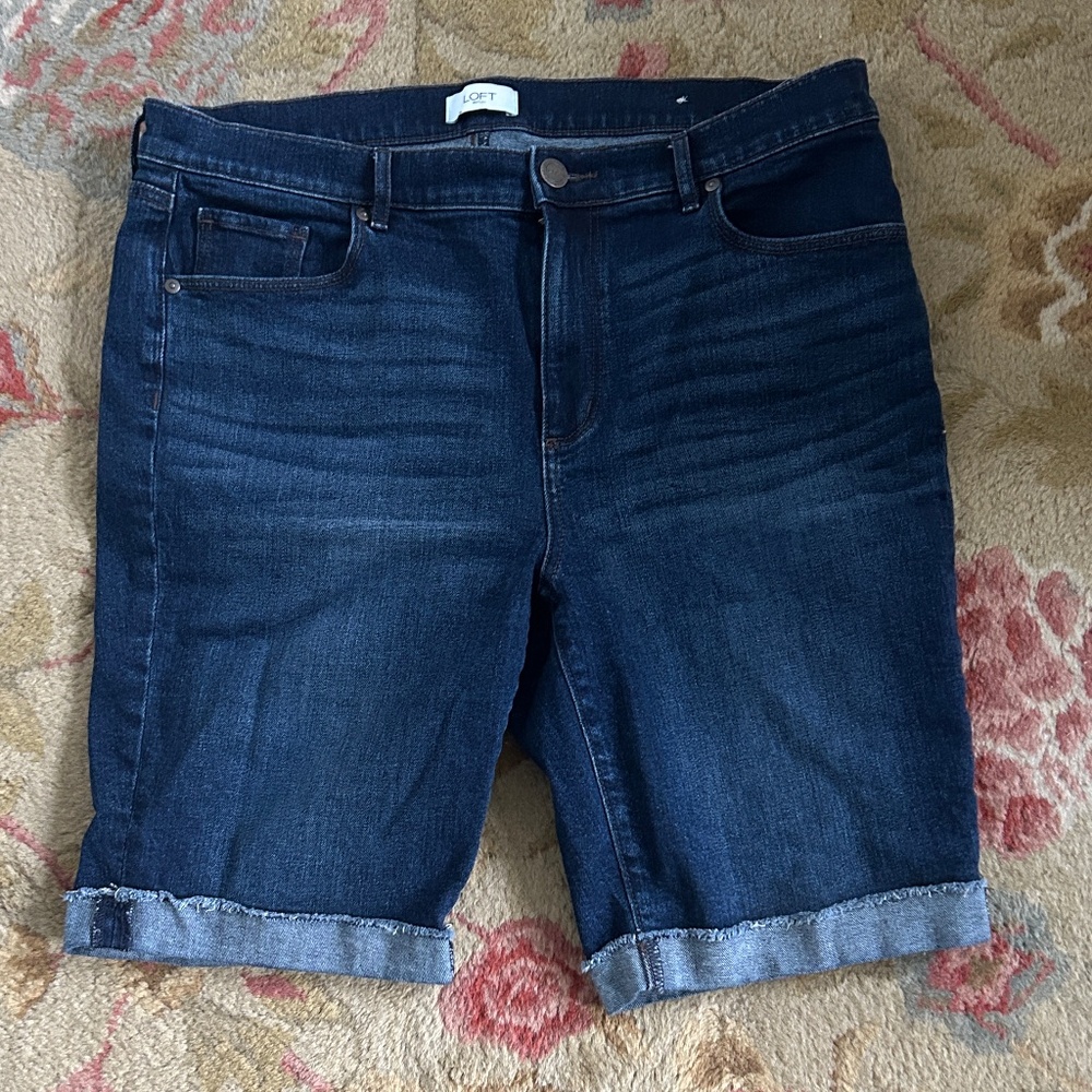 LOFT cuffed jean shorts in dark wash denim - size 14